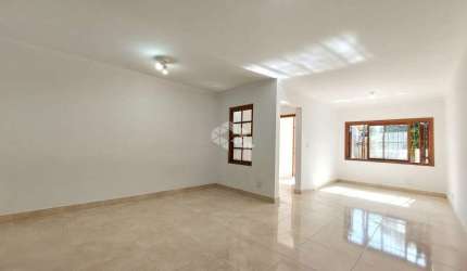 Casa de 03 dormitórios com suíte no Bairro Guarujá