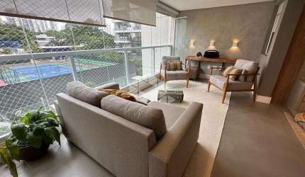 A venda apartamento mobiliado no Santo Amaro com 189 m², 4 dormitórios sendo 2 suites e 3 vagas