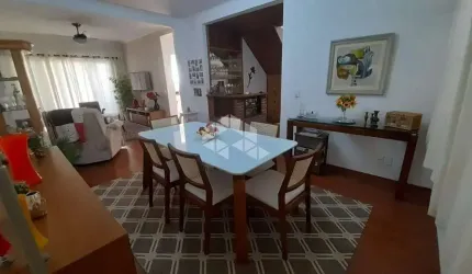 VENDA Sobrado de 198m² com 3 dormitórios (1 suíte) e 4 vagas no Brooklin, próximo de vias de acesso