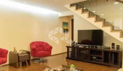 Sobrado à venda de 180m² com 3 dormitórios (2 suítes) e 2 vagas no Planalto Paulista, próximo de vias de acesso