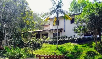 Casa a venda na Granja Vianna em condomínio seguro com portaria 24h, 260 m2