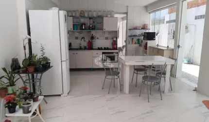 Casa /sobrado de 3 dormitórios, 1 suíte ,  piscina no bairro Azenha