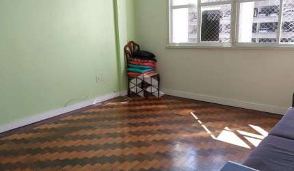 Apartamento dois dormitórios com dependencia de empregada.