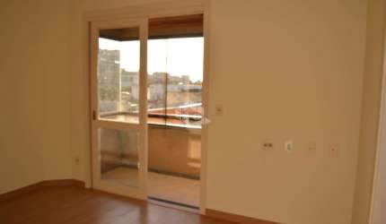 Apartamento de 01 dormitório com sacada e elevador no bairro menino deus