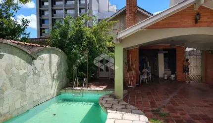 Duas casas pelo preço de uma no Menino Deus