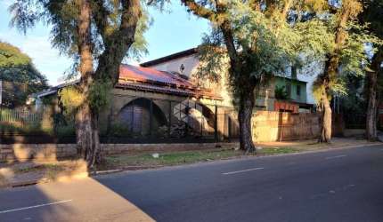 Casa com 363m² , 3 garagens , Menino Deus