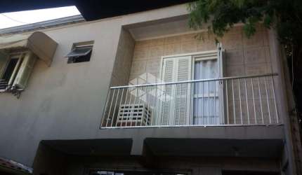 Casa 5 dormitórios,  134m2, 30m da Av. Bento Gonçalves/Partenon.