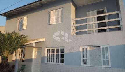 CASA COM 3 DORM/QUARTOS NA PROTÁSIO