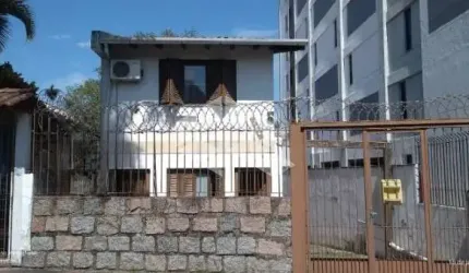 Casa sobrado 03 dormitórios, com 200m2 privativos, piscina
