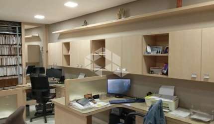 Sala comercial com 67,19m² área privativa, elevador e garagem, bairro Menino Deus em Porto Alegre.