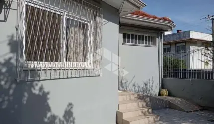 Casa de esquina, bairro Medianeira ,  03 dormitórios ,90,00m² área privativa.