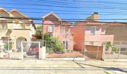Casa  em Terreno c/  9,20 de frente x  44,50 de frente a fundos no Menino Deus