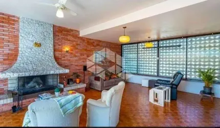 Casa com 4 dormitórios e suites, com vista para o Guaiba
