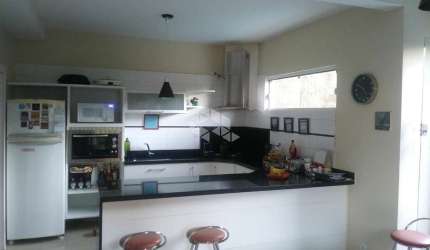 Casa de 2 pisos bem localizada.