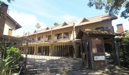 Casa em condomínio de 3 dormitórios, living com 2 ambientes com lareira e ligado ao pátio