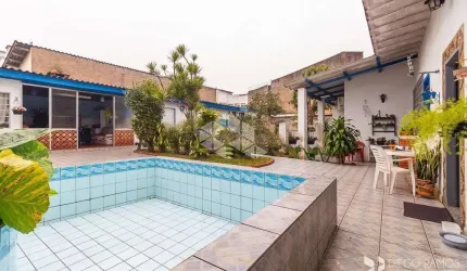 Casa 3 dormitórios com suite e piscina no bairro Cavalhada