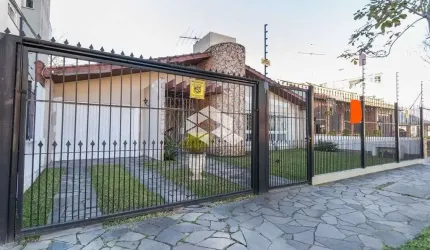Casa de 03 Dormitórios, 01 suíte com hidromassagem
