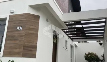 Lindo sobrado com 2d e 1 vaga de garagem em Nova Petropolis