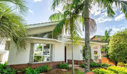 Casa no Condomínio Cantegril, Viamão, com 4 dormitórios, 5 banheiros, 3 vagas de garagem e área privativa de 300M2.