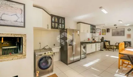 Á venda Casa com 360m² no bairro Santana em Porto Alegre, em uma das melhores localizações do bairro.