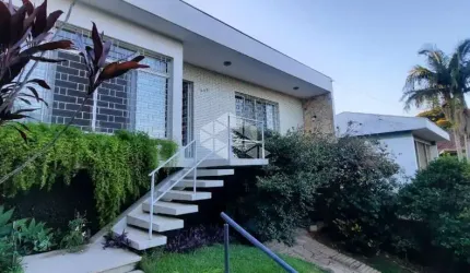 Casa com  piscina, churrasqueira em rua calma e arborizada