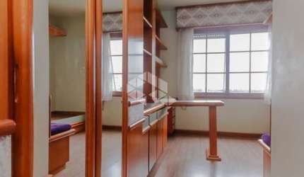 Amplo apartamento com duas sacadas, vista e muito bem localizado.