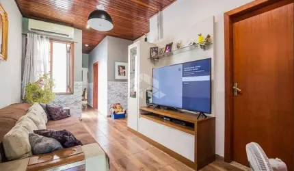 Imóvel aconchegante à venda com 4 quartos, sendo 1 suíte, e 3 banheiros no total.