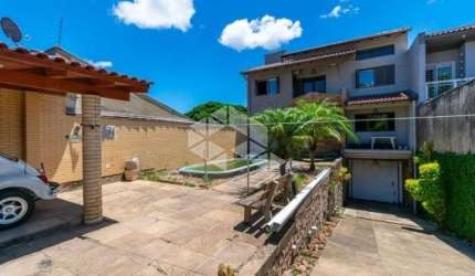 CASA DUPLEX BAIRRO NONOAI COM 2 DORMITÓRIOS, 4 BANHEIROS, ÁREA TOTAL 300M2 E PRIVATIVA 180M2.