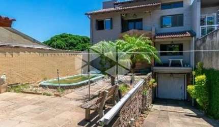 CASA DUPLEX BAIRRO NONOAI COM 2 DORMITÓRIOS, 4 BANHEIROS, ÁREA TOTAL 300M2 E PRIVATIVA 180M2.