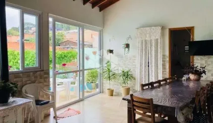 Encantadora casa de 3 dormitórios no bairro Partenon