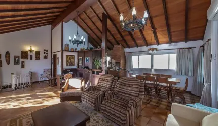 Excelente cobertura que conta no andar de baixo, living para 3 ambientes, 3 dormitórios, 1 suíte, cozinha com dependência completa.