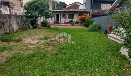 Terreno de esquina  com casa no bairro Vila Ipiranga