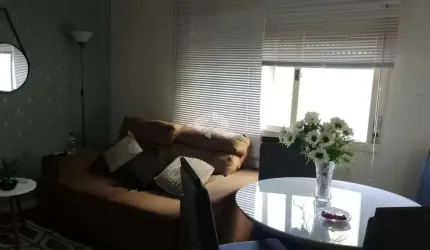 Apartamento amplo e semi mobiliado,com otima localizacao