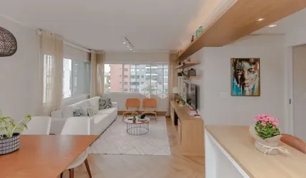 Apartamento com 2 dormitórios, sendo 1 suíte e 2 vagas no bairro Passo da Areia
