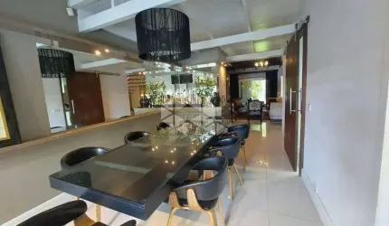 Casa com 3 Quartos e 4 banheiros à Venda, 323 m² por R$ 1.490.000