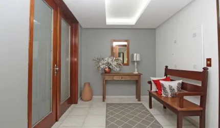 Baixou o valor. MOINHOS DE VENTO apartamento 3 dormitórios com depedencia. 1 vaga coberta. Elevador.