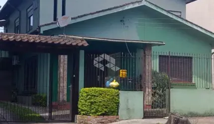 Casa com 6 dormitórios, 1 suite master, 4 banheiros, 5 vagas. Bairro Rio Branco em Novo Hamburgo. Aceita financiamento bancário.