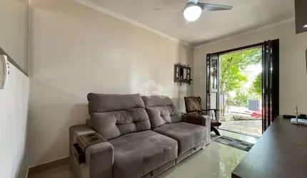 Casa ampla com dois pavimentos, 3 dormitórios, semi mobiliada, pátio nos fundos, garagem fechada, sacada, churrasqueira, bairro Guarani.
