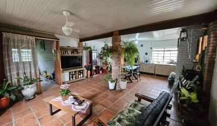 Casa à venda com 3 dormitórios e garagem para 2 carros, localizada no bairro Jardim Mauá em Novo Hamburgo.