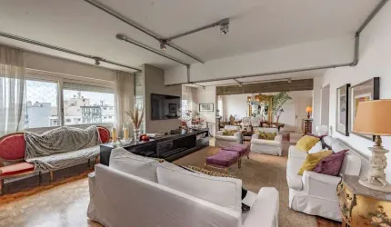Apartamento de 248m2 com vista para o Guaíba em prédio clássico da capital.