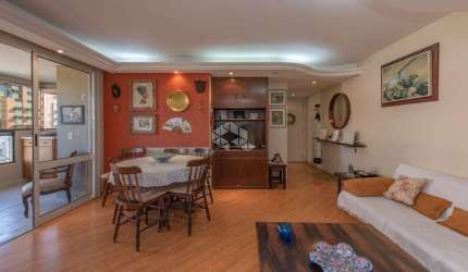 Apartamento 03 dormitórios com sacada aberta, com churrasqueira e lareira!
