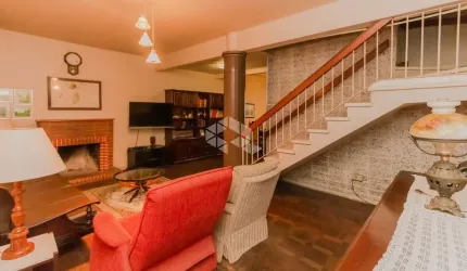 Casa de 03 quartos, no Bairro Petrópolis