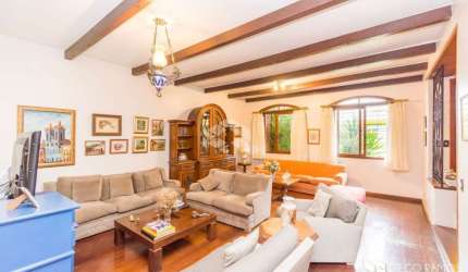 Casa com 230m² de área privativa.