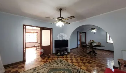 Casa com 04 dormitórios e cobertura no Partenon