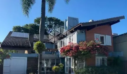 Bem-vindo à sua residência de sonho, um refúgio de elegância e conforto situado em uma propriedade de 700m².