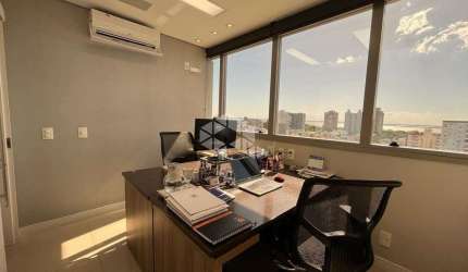 Conjunto comercial de 54m2 divididos em  3 salas, 2 banheiros e copa.