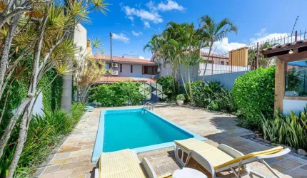 Casa com 3 dormitórios, 3 suíes, 6 vagas, pátio em Ipanema , Porto Alegre