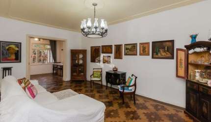 Casa térrea de 167m2, jardim, hall de entrada, living amplo, 3 dormitórios
