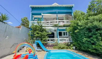 Casa de três pisos com piscina