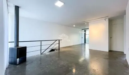 Excelente casa no bairro Guarujá rua tranquila e ótima localização.